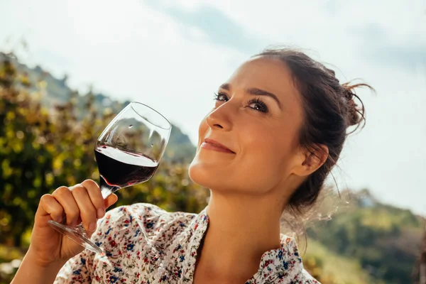 Junge Frau trinkt Wein — Stockfoto