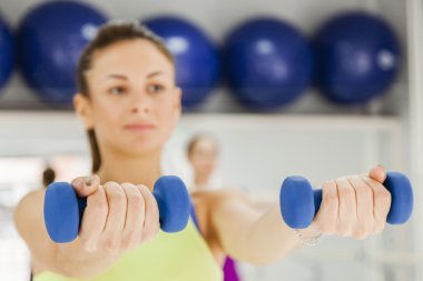 Step aerobik salonunda yapıyor kadın