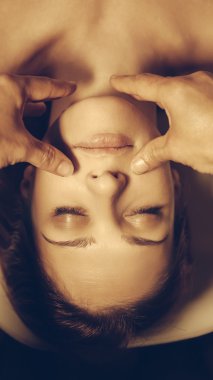 Barışçı baş masajı