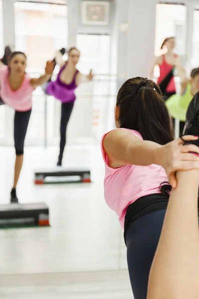 Grupo de mujeres haciendo ejercicios — Foto de Stock