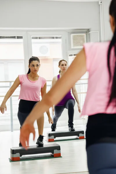 Duas jovens mulheres fazendo aeróbica — Fotografia de Stock