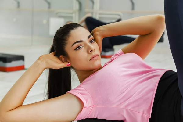 Grupo de mujeres haciendo ejercicios — Foto de Stock