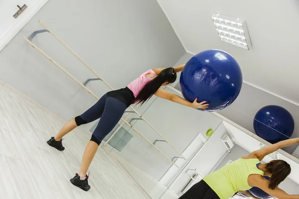 Grupo de mujeres haciendo pilates — Foto de Stock