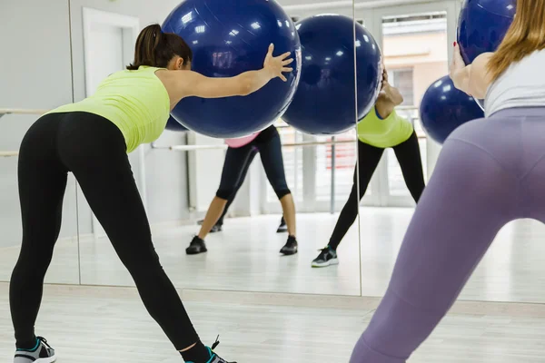 Grupo de mujeres haciendo pilates — Foto de Stock