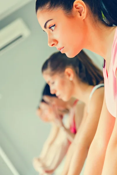 Frauen im Fitnessstudio dehnen sich — Stockfoto