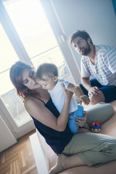 Eltern mit ihrem Sohn — Stockfoto