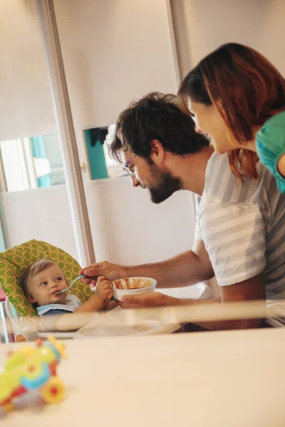 Padres alimentando al bebé —  Fotos de Stock