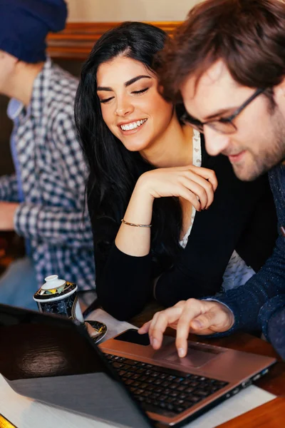 Pomocí pár přenosný počítač v Cafe — Stock fotografie