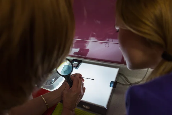 Deux dentistes féminines regardant une image radiographique — Photo