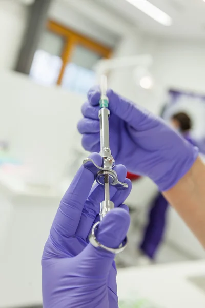 Dental Assistant Preparing Anesthesia — Stock Photo, Image