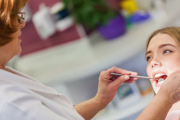 Leczenie w biurze dentysta — Zdjęcie stockowe