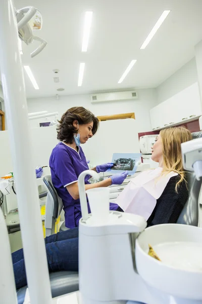 Traitement médical au cabinet du dentiste — Photo