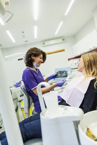 Traitement médical au cabinet du dentiste — Photo