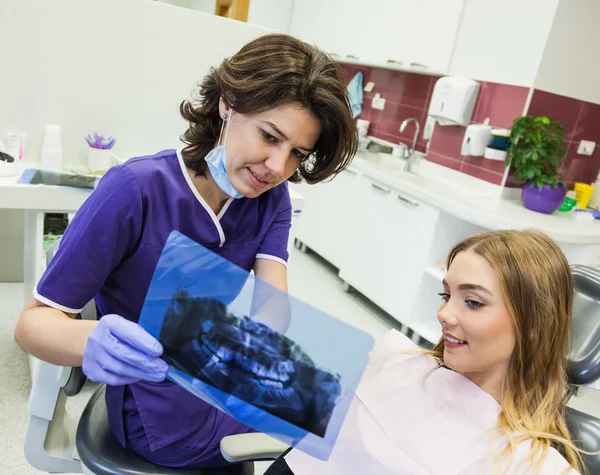 Trattamento medico presso lo studio dentistico — Foto Stock