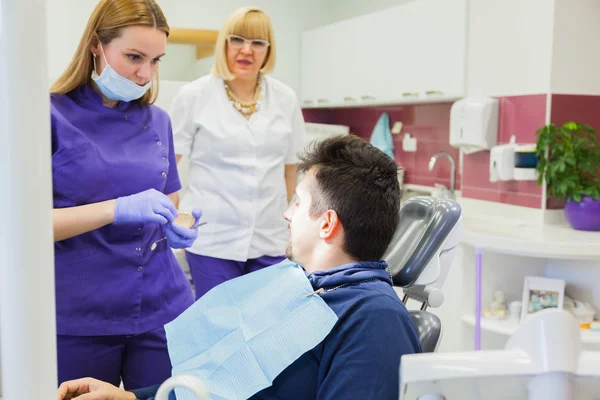 Bij tandheelkundige kliniek — Stockfoto