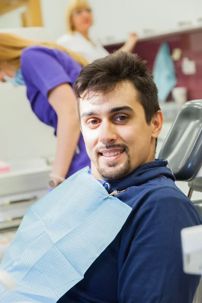 Bij tandheelkundige kliniek — Stockfoto