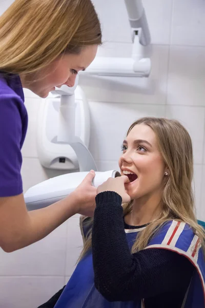 Giovane donna avendo panoramica digitale X-ray dei suoi denti — Foto Stock