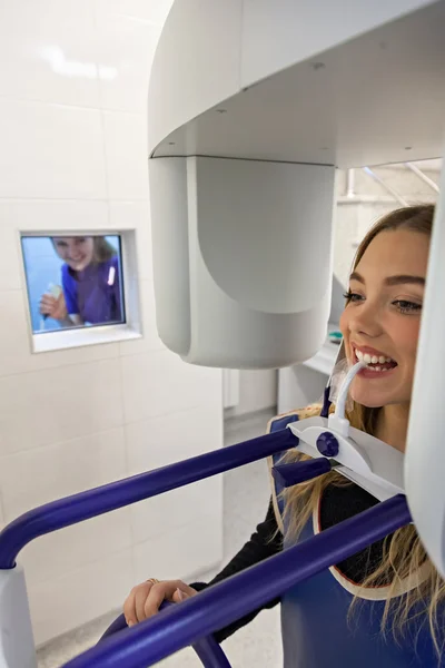 Jovem mulher tendo panorâmico digital raio-X de seus dentes — Fotografia de Stock