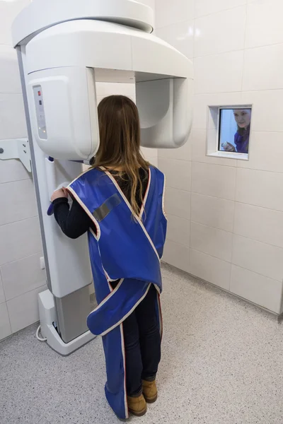 Mujer joven que tiene rayos X digitales panorámicos de sus dientes — Foto de Stock