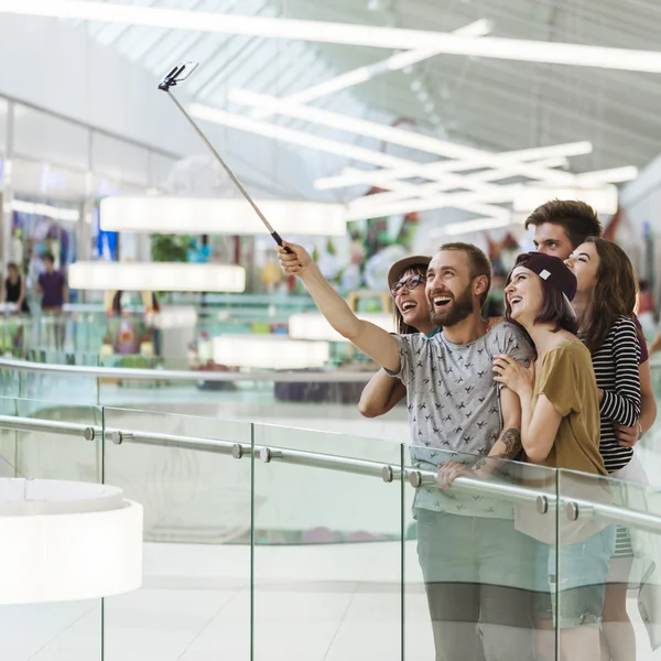 Hipsters no shopping levando selfie — Fotografia de Stock