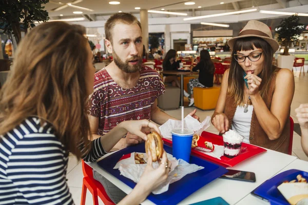 Vrienden in het winkelcentrum — Stockfoto