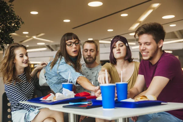 Amigos no shopping — Fotografia de Stock