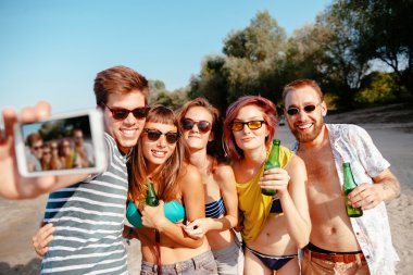 Selfie alarak hipster arkadaşlar