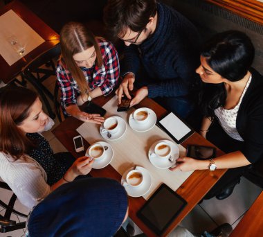 Arkadaşlar Cafe kahve içme