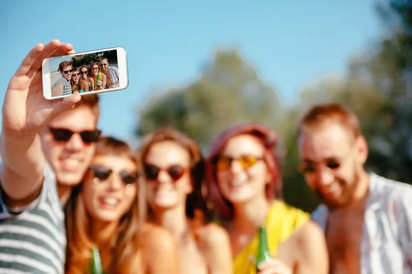 Amici hipster scattare selfie — Foto Stock