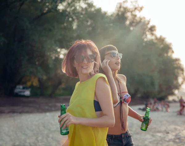 A nőstények a strandon — Stock Fotó