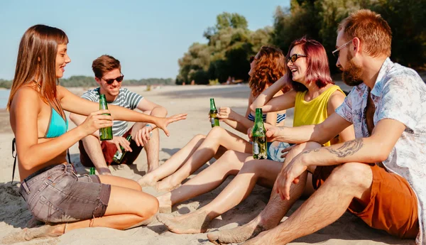 Hipster vrienden op het strand — Stockfoto