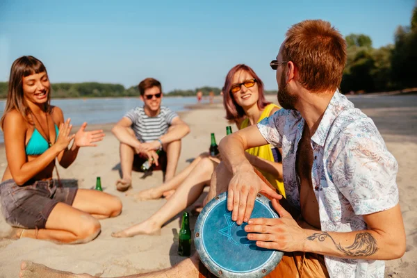 Amici hipster in spiaggia — Foto Stock