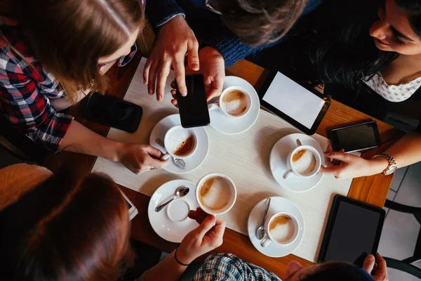 Friends In Cafe Drinking Coffee — Stock Photo, Image