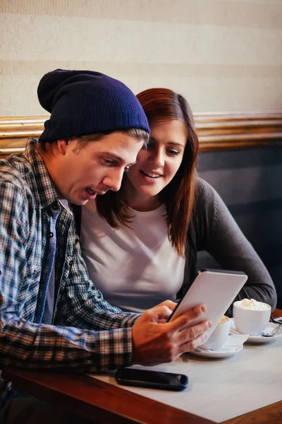 Paar im Café mit Technik — Stockfoto