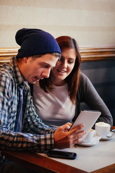 Coppia nel caffè utilizzando la tecnologia — Foto Stock