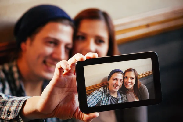 Bella coppia prendendo selfie — Foto Stock