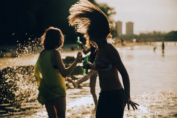 Hipster amigos en la playa Imágenes de stock libres de derechos