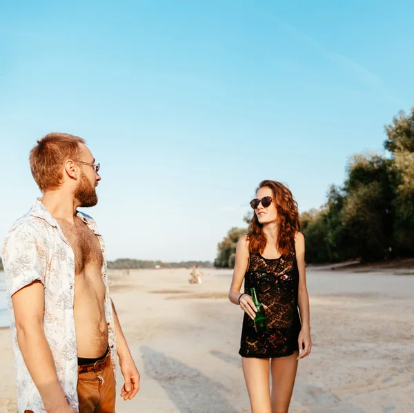 Hipsters på stranden — Stockfoto