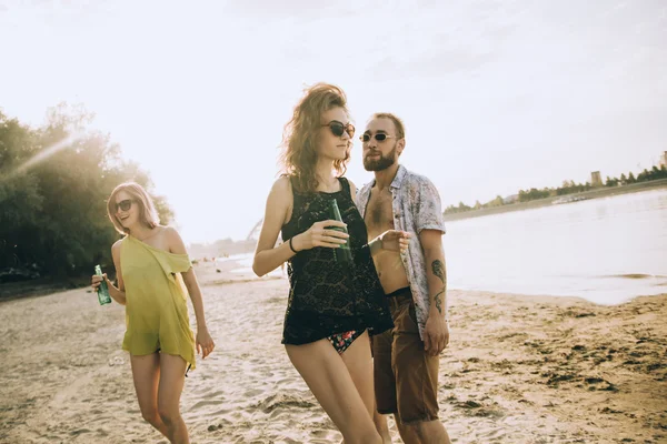 Hipsters na praia — Fotografia de Stock