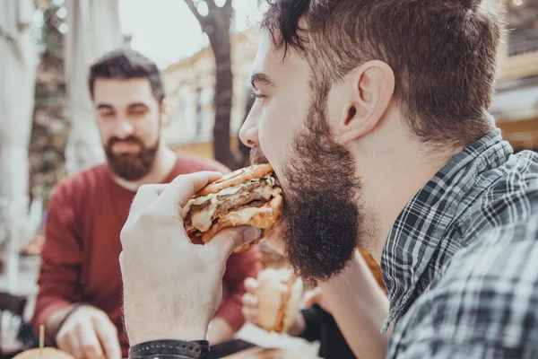 Amigos en restaurante de comida rápida — Foto de Stock