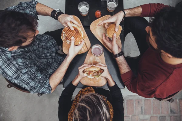 Amici nel ristorante fast food — Foto Stock