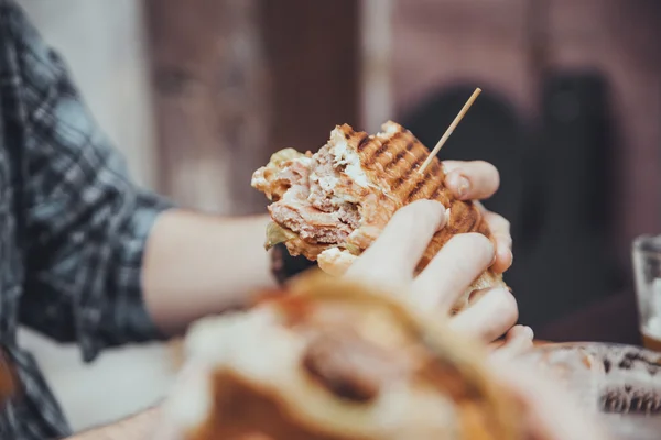 Mužské jíst hamburger — Stock fotografie