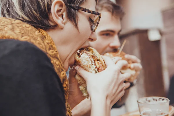 Vrienden In Fast Food Restaurant — Stockfoto