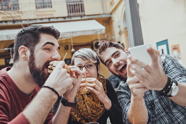 Amigos no restaurante Fast Food — Fotografia de Stock