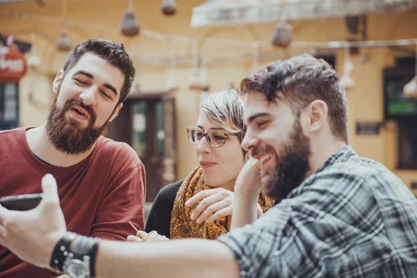 Amigos en restaurante de comida rápida — Foto de Stock