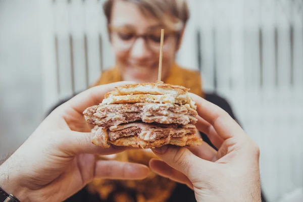 Comer fast food — Fotografia de Stock