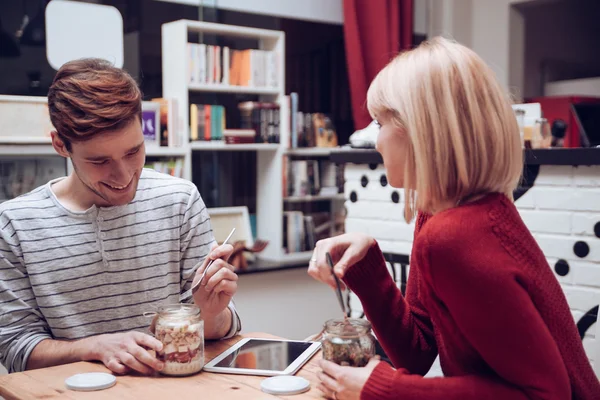 Jong koppel na de lunch — Stockfoto