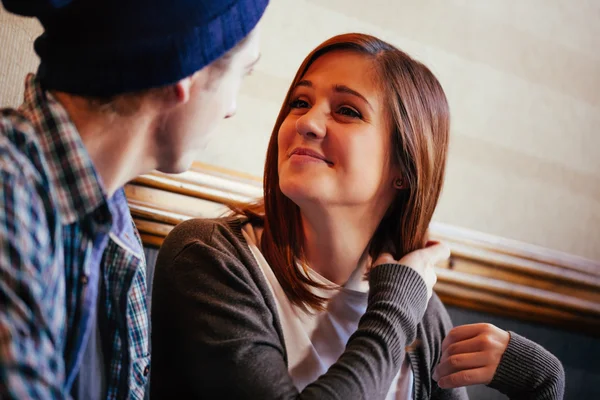 Charmant couple dans un café — Photo