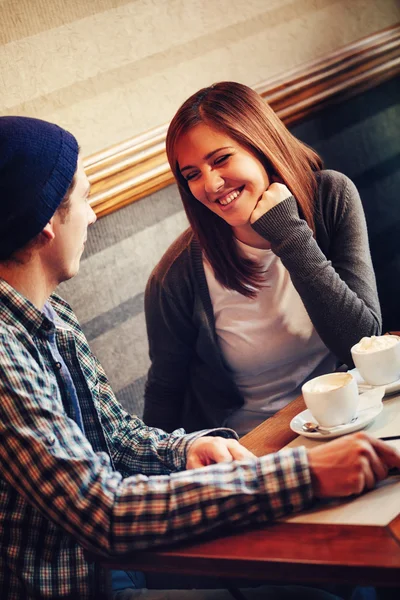Preciosa pareja en la cafetería — Foto de Stock
