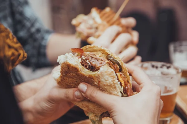 Weibchen essen Burger Stockbild